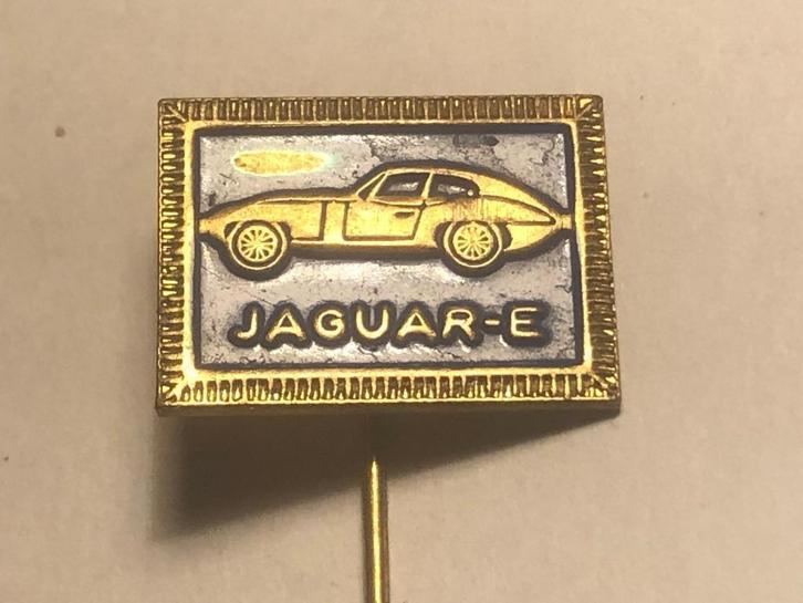 Metalen JAGUAR E-TYPE AUTOMODEL Speld (Blauw/Messingkleur)., Verzamelen, Speldjes, Pins en Buttons, Zo goed als nieuw, Speldje of Pin