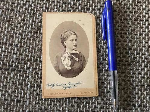 CDV Carte de Visite Portretfoto Vrouw Karlsruhe Schumann, Verzamelen, Foto's en Prenten, Gebruikt, Foto, Overige onderwerpen, Voor 1940