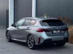 BMW 1-serie 120i M PACK 2025 LEDER SPORTVELGEN H&K LED WIDES, Auto's, Gebruikt, 157 pk, Bedrijf, 3 cilinders