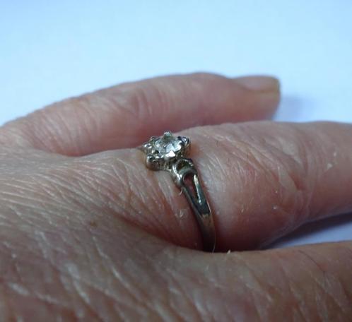 Zilvekleurige ring 1 subtiel strass glimmertje, Sieraden, Tassen en Uiterlijk, Ringen, Gebruikt, 17 tot 18, Zilver, IJzer of Staal