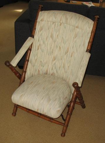 Oude stoel beschikbaar voor biedingen