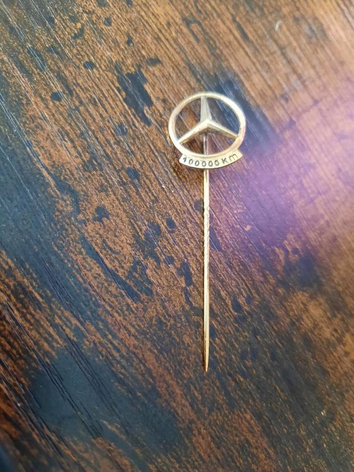 Gouden Mercedes-Benz 100.000 km Speld, Antiek en Kunst, Antiek | Goud en Zilver, Goud, Ophalen of Verzenden