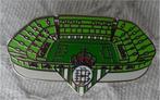 pin Real Betis Sevilla Estadio Benito Villamarin voetbal, Ophalen of Verzenden, Nieuw, Sport, Speldje of Pin