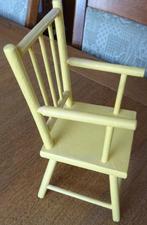 Twee Vintage houten poppenstoeltjes - geel en bruin, Antiek en Kunst, Ophalen of Verzenden