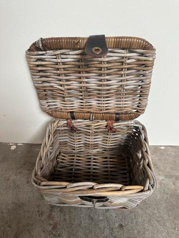 Rieten fietsmand met deksel beschikbaar voor biedingen