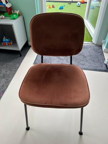 2 stoelen met bank beschikbaar voor biedingen