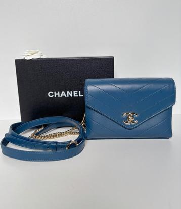 CHANEL Blauw Chevron Coco Waist Bag beschikbaar voor biedingen
