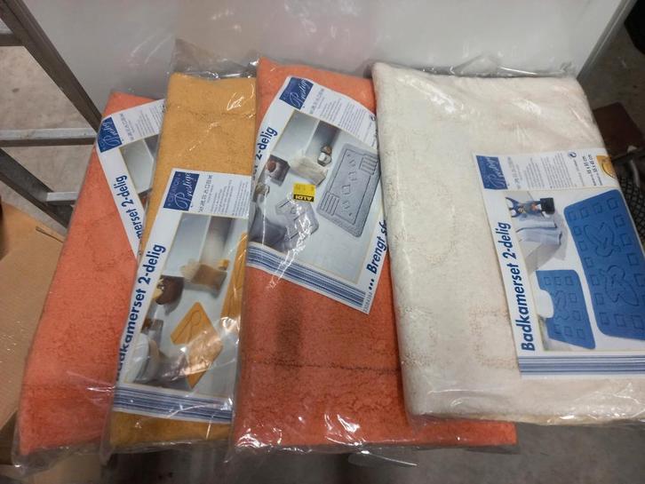 4 Badkamersets 2-delig - Crème, Oranje, Geel, Huis en Inrichting, Badkamer | Badtextiel en Accessoires, Nieuw, Badmat, Overige kleuren