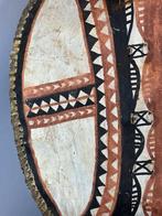 251211 Afrikaans Masaai schild with decoration uit Tanzania, Antiek en Kunst, Kunst | Niet-Westerse kunst, Ophalen of Verzenden