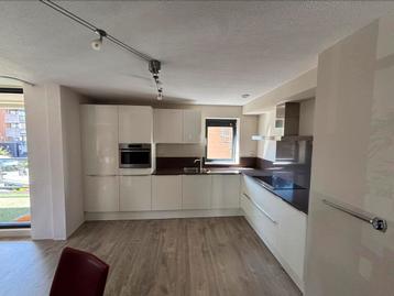 Complete zeer nette keuken met apparatuur.  beschikbaar voor biedingen