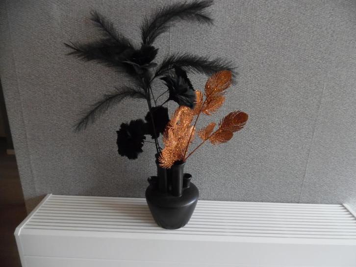 Zwarte tulpenvaas met kunsttakken en pluimen, Huis en Inrichting, Woonaccessoires | Kunstplanten en Kunstbloemen, Zo goed als nieuw