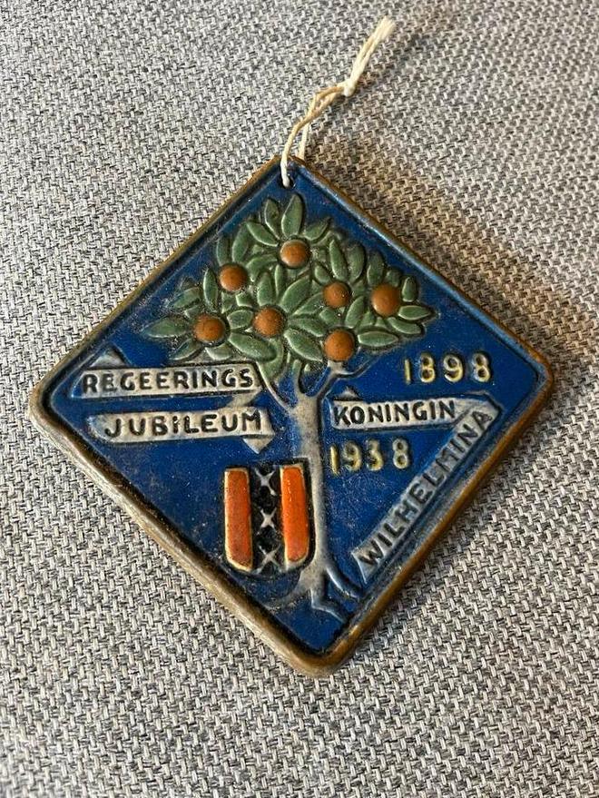 Koninklijk Gouda Regeeringsjubileum Wilhelmina 1898-1938, Verzamelen, Koninklijk Huis en Royalty, Gebruikt, Overige typen, Nederland