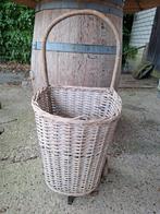 Rieten trolley met wieltjes, Ophalen