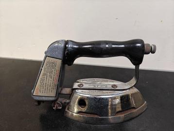antiek strijkijzer Gasoline aangedreven maid of honour beschikbaar voor biedingen