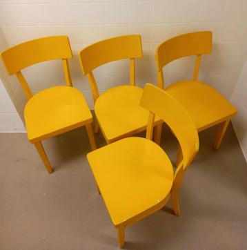 4 gele houten stoeltjes beschikbaar voor biedingen