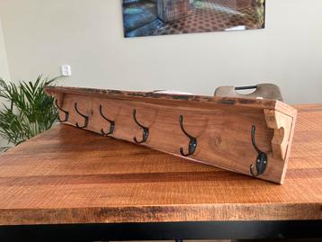 Landelijke kapstok beschikbaar voor biedingen