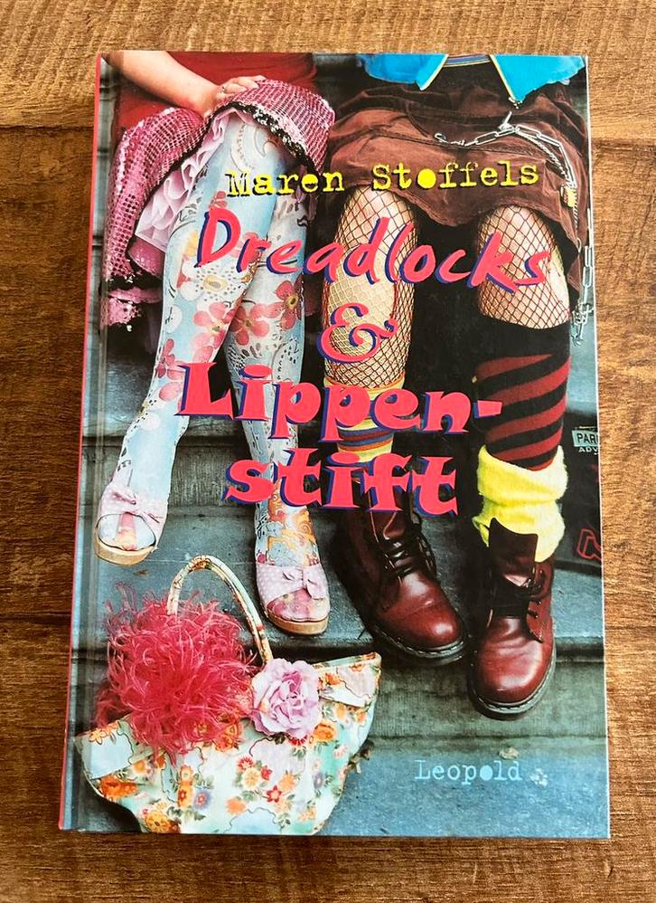 Dreadlocks en lippenstift - Maren Stoffels, Boeken, Kinderboeken | Jeugd | 13 jaar en ouder, Zo goed als nieuw, Fictie, Ophalen of Verzenden
