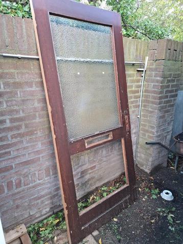 Voordeur beschikbaar voor biedingen
