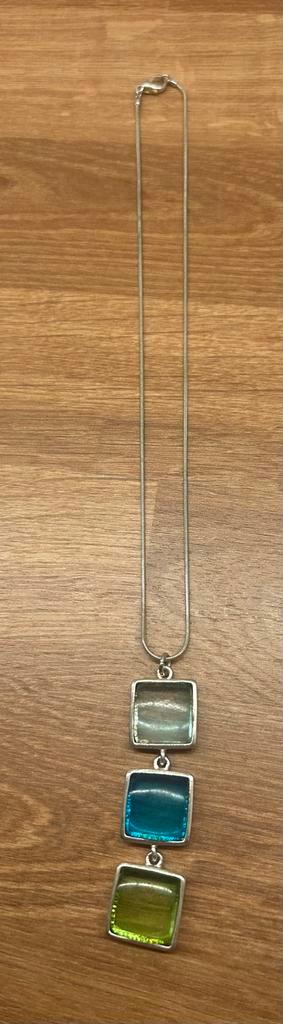 Ketting met kleurrijke hangers, Sieraden, Tassen en Uiterlijk, Kettingen, Zo goed als nieuw, Zilver, Blauw, Met hanger, Ophalen of Verzenden