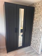 Ikea Brimnes driedeurige zwarte kledingkast met spiegeldeur, Ophalen, Gebruikt, 100 tot 150 cm, Met hangruimte