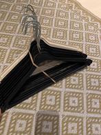 Gratis kleerhangers - 9 zwart, 3 wit, Kleding | Dames, Kledinghangers, Ophalen, Gebruikt, Kunststof, Kinderen en Volwassenen