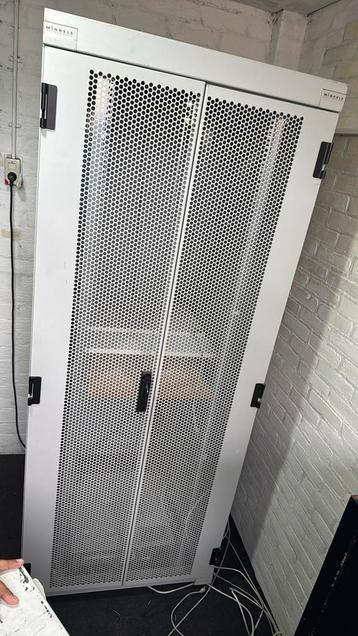 Serverkadt beschikbaar voor biedingen