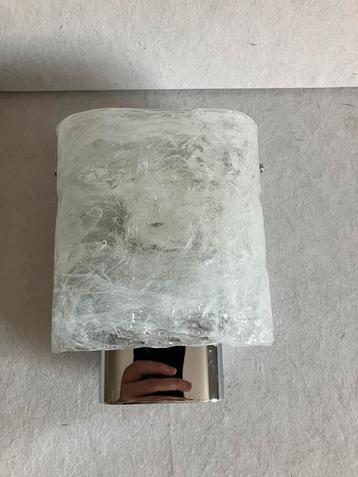 Vintage Hillebrand ijsglas glazen wandlamp met chroom. beschikbaar voor biedingen
