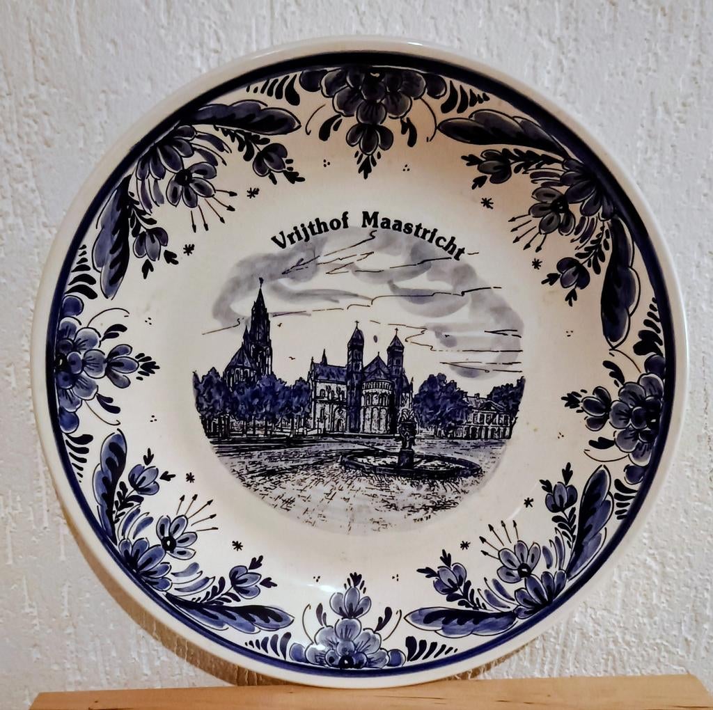 Delfts Blauw - o.a. Vrijthof Maastricht / kleurrijk wandbord, Antiek en Kunst, Ophalen