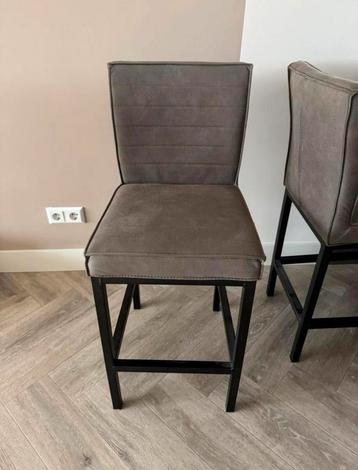 Twee grijze barkrukken - zwart frame beschikbaar voor biedingen