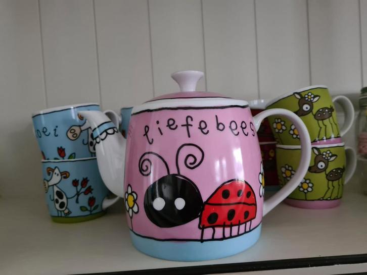 Babette Harms Servies - Theepot & Mokken, Huis en Inrichting, Keuken | Servies, Zo goed als nieuw, Kop(pen) en/of Schotel(s), Overige stijlen