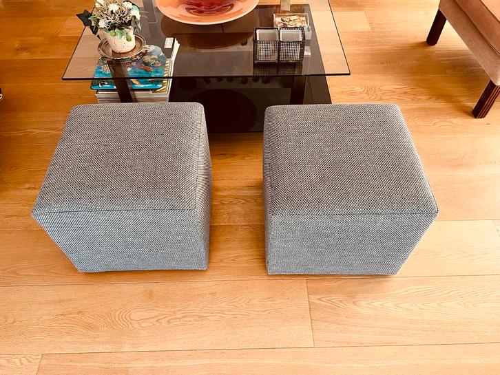 Twee Stoffen Poefs - Set, Huis en Inrichting, Banken | Voetenbanken en Poefen, Zo goed als nieuw, Minder dan 50 cm, Vierkant, Stof