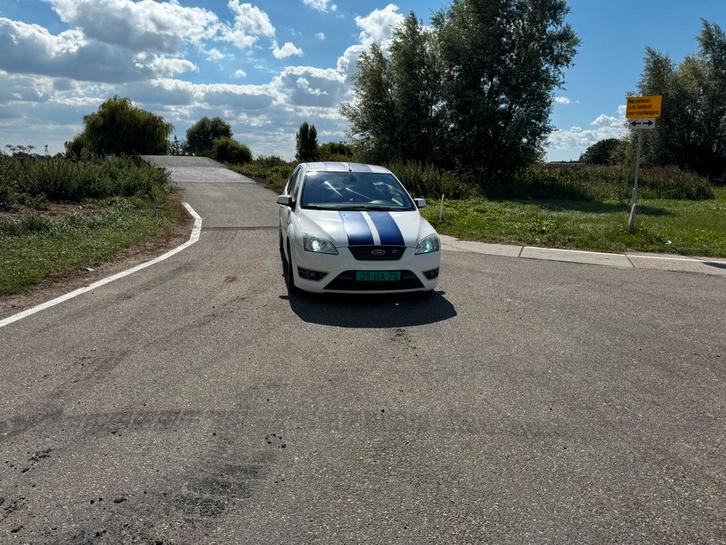 Ford Focus ST 2005, Auto's, Ford, Particulier, Focus, Benzine, Hatchback, Handgeschakeld, Geïmporteerd, Wit, Blauw, Stof, Voorwielaandrijving