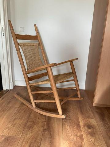 Houten schommelstoel met rieten zitting beschikbaar voor biedingen