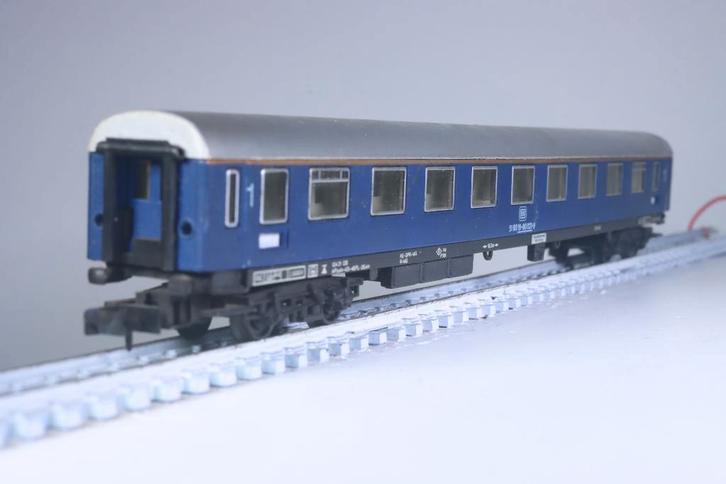 Sneltreinwagen 1e kl, type Aüm, blauw, DB, Hobby en Vrije tijd, Modeltreinen | N-Spoor, Gebruikt, Wagon, Gelijkstroom, Arnold