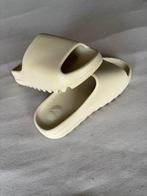 Yeezy Slides Beige Maat 44, Ophalen of Verzenden, Zo goed als nieuw, Slippers