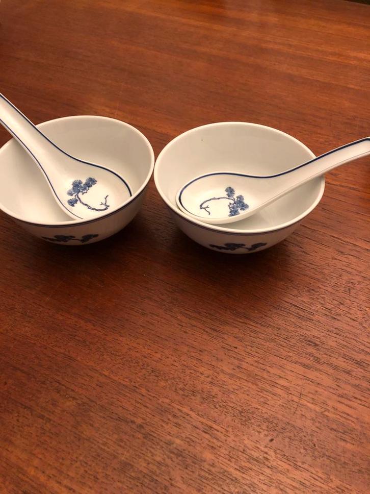 Twee Kommen met Lepels - Chinees Design, Huis en Inrichting, Keuken | Servies, Gebruikt, Kom(men), Overige stijlen, Porselein