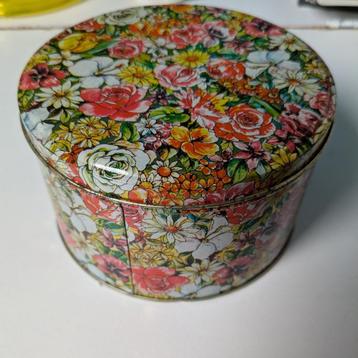 Vintage blikje met bloemen beschikbaar voor biedingen