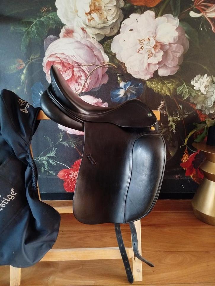 Prestige topdressage 17 inch bm 33, Dieren en Toebehoren, Paarden en Pony's | Zadels, Dressuur, Ophalen