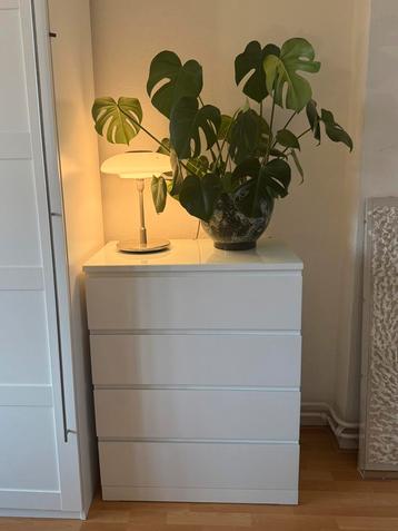 MALM ladekast met 4 lades – hoogglans wit + glasplaat