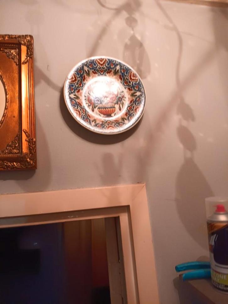 Decoratief bord met bloemmotief, Antiek en Kunst, Antiek | Wandborden en Tegels, Ophalen of Verzenden