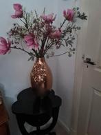 Roze kunstbloemen in bronzen vaas., Huis en Inrichting, Woonaccessoires | Kunstplanten en Kunstbloemen, Ophalen, Zo goed als nieuw