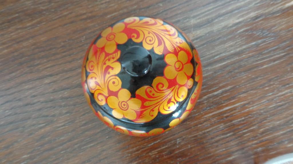 Russisch lakdoosje merk Khokhloma, Ophalen