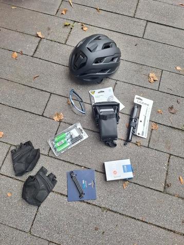 Wielren Set: Helm, Pomp, Bandenlichters & Meer! beschikbaar voor biedingen