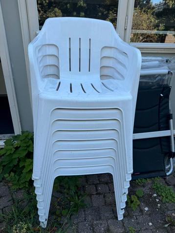 8 witte plastic tuinstoelen beschikbaar voor biedingen