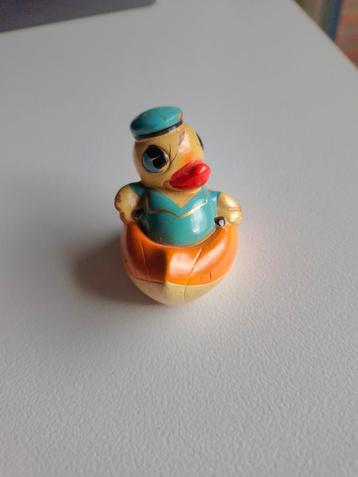 Puntenslijper eend in een bootje beschikbaar voor biedingen