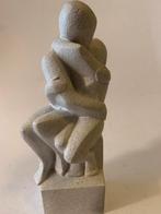 Abstracte stenen sculptuur van een omhelzing, Ophalen of Verzenden