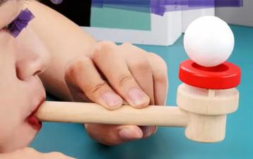 Houten Blaasbal Speelgoed beschikbaar voor biedingen