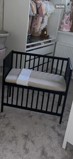 Babywiegje zwart met matras, Ophalen, Gebruikt, Wieg