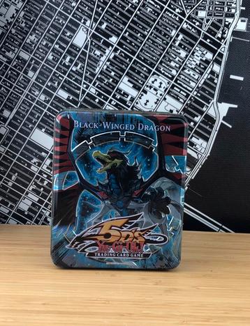 Yu-Gi-Oh 5D Black-Winged Dragon Collector's Tin 2010 leeg beschikbaar voor biedingen