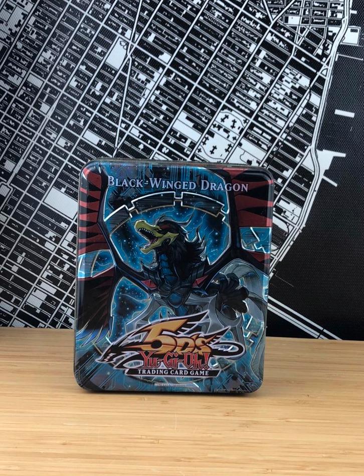 Yu-Gi-Oh 5D Black-Winged Dragon Collector's Tin 2010 leeg, Verzamelen, Film en Tv, Gebruikt, Tv, Gebruiksvoorwerp, Ophalen of Verzenden